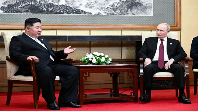 Pemimpin Korut  Kim Jong Un bertemu Presiden Vladimir Putin di Beijing