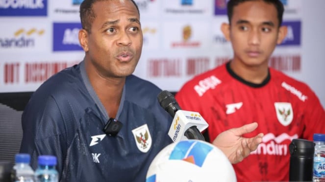 Pelatih Timnas Indonesia, Patrick Kluivert (kiri)