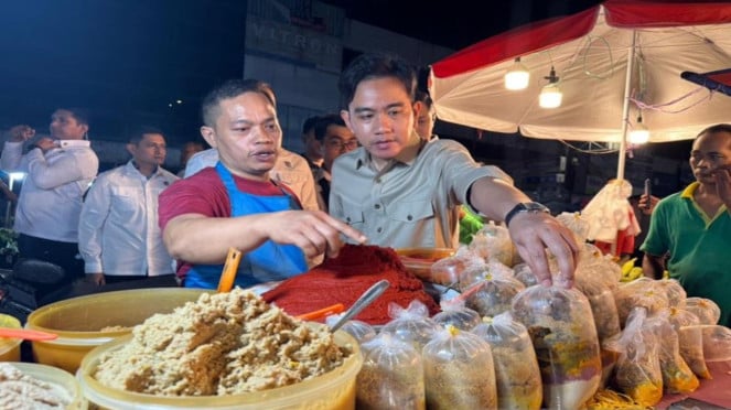 Wakil Presiden Gibran Rakabuming Raka meninjau Pasar Cipulir