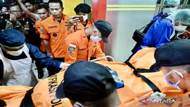 Tim SAR membawa jasad korban kecelakaan helikopter di Kalsel