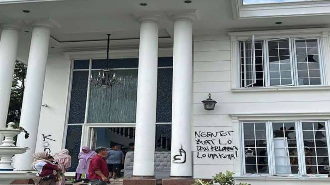 Massa rusak dan jarah rumah Uya Kuya
