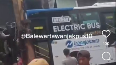 Screenshoot Transjakarta tabrak toko di Jaksel