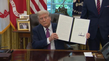 Presiden AS Donald Trump menandatangani perintah eksekutif Departemen Perang