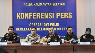 Kabid Dokkes Polda Kalsel Kombes Pol dr Muhammad El Yandiko (tengah) 