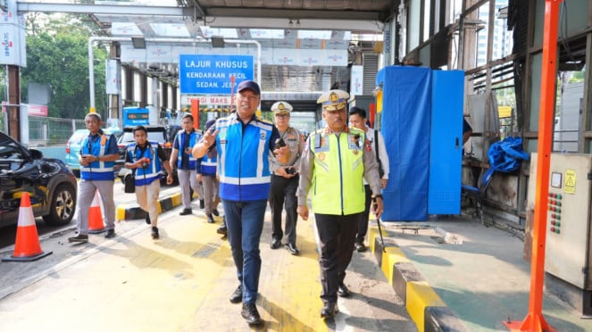 Kakorlantas dan Dirut Jasa Marga tinjau perbaikan gerbang tol pasca demo