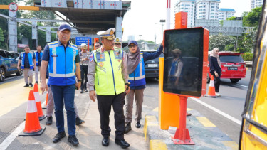 Kakorlantas dan Dirut Jasa Marga tinjau perbaikan gerbang tol pasca demo
