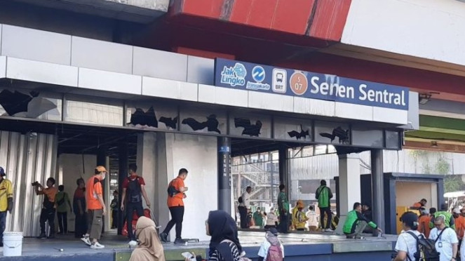 Halte TransJakarta Senen Sentral.