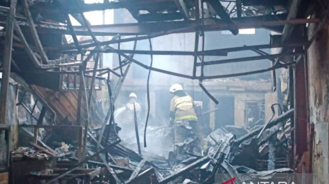 Pendinginan di lokasi kebakaran yang melanda food court di Fatmawati 
