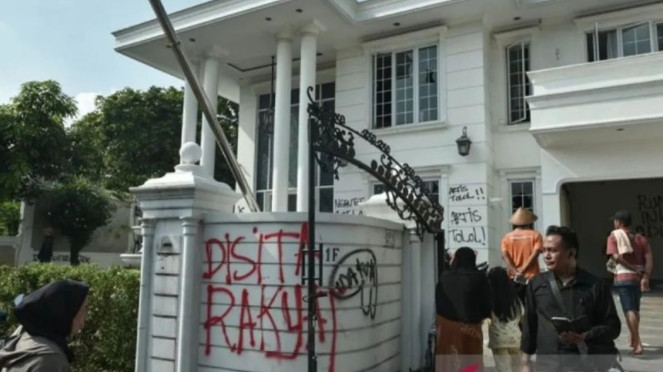 Sejumlah massa tidak dikenal mendatangi rumah Uya Kuya