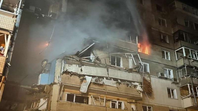 Rudal dan drone Rusia menyasar gedung apartemen di Kyiv, Ukraina, Rudal dan drone Rusia menyasar gedung pemerintahan Ukraina di Kyiv, Hujani Ukraina dengan 805 Drone dan 13 Rudal Balistik , Serangan Terbesar Rusia, VIVA Militer: Presiden Ukraina, Volodymyr Zelensky, Rudal dan drone Rusia menyasar gedung apartemen di Kyiv, Ukraina