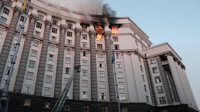 Rudal dan drone Rusia menyasar gedung pemerintahan Ukraina di Kyiv, Rudal dan drone Rusia menyasar gedung pemerintahan Ukraina di Kyiv, Hujani Ukraina dengan 805 Drone dan 13 Rudal Balistik , Serangan Terbesar Rusia, VIVA Militer: Presiden Ukraina, Volodymyr Zelensky, Rudal dan drone Rusia menyasar gedung apartemen di Kyiv, Ukraina