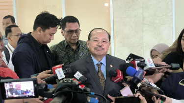 Ketua Komisi Yudisial (KY) Amzulian Rifai di Kompleks Parlemen, Senayan, Jakarta