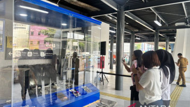 Warga memotret instalasi di dalam Halte Jaga Jakarta, Senen