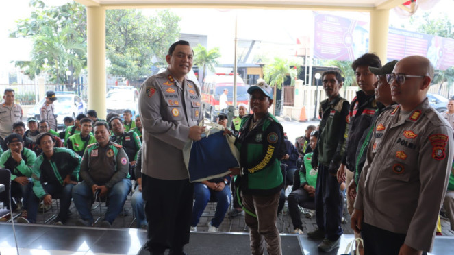 Polres Pelabuhan Tanjung Priok membagikan sembako untuk ojol