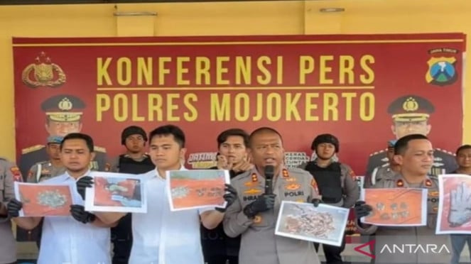 Polres Mojokerto menunjukkan foto barang bukti pelaku pembunuhan mutilasi