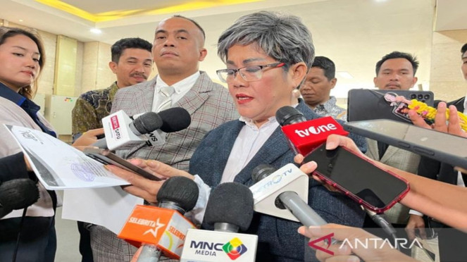 Kuasa hukum selebgram Lisa Mariana, Bertua Hutapea (tengah)
