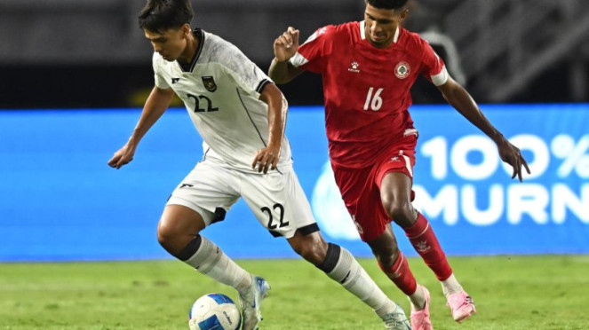 Pemain Timnas Indonesia, Adrian Wibowo (kiri)