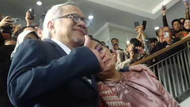 Momen Haru Sri Mulyani Dipeluk Tonny Sumartono