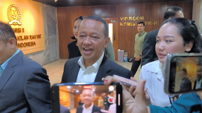 Ketua Umum Partai Golkar Bahlil Lahadalia di Kompleks Parlemen, Senayan, Jakarta