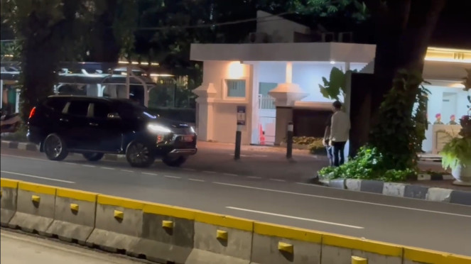 Mobil Sekretaris Kabinet Teddy Indra Wijaya masuk ke Kantor Kemenko Polkam