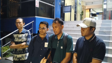 Direktur Imparsial, Ardi (tengah)