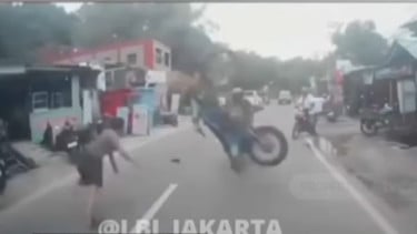 Pemotor Gaya-gayaan Freestyle Malah Tabrak Pemotor Lain