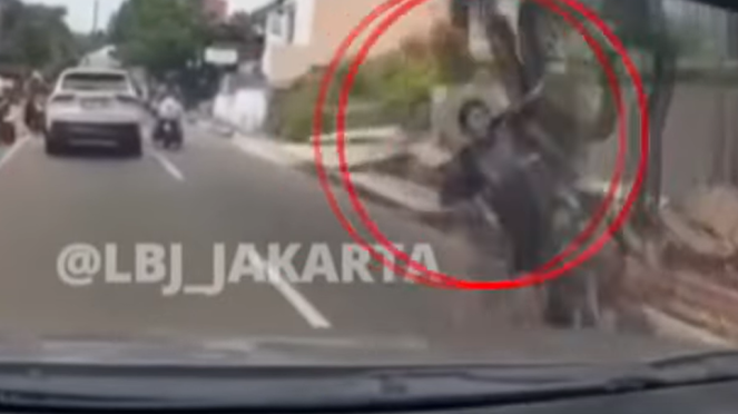 Pemotor Gaya-gayaan Freestyle Malah Tabrak Pemotor Lain