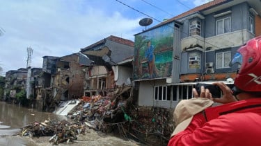 Bangunan ruko hancur dihantam banjir di Denpasar
