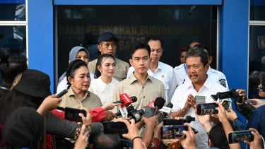 Wakil Presiden RI, Gibran Rakabuming Raka (tengah)