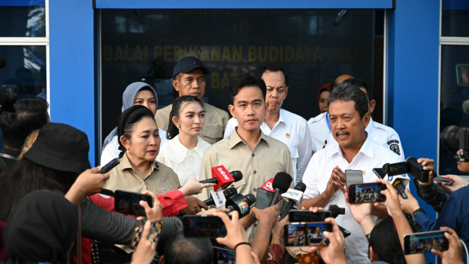 Wakil Presiden RI, Gibran Rakabuming Raka (tengah)