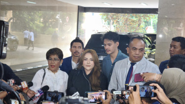 Lisa Mariana (tengah) dan pengacara kiri dan kanan