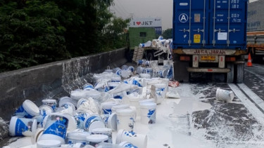Truk bawa cat kecelakaan di Jalan Tol Pluit