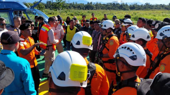Tim SAR evakuasi korban kecelakaan Helikopter PK-IWS