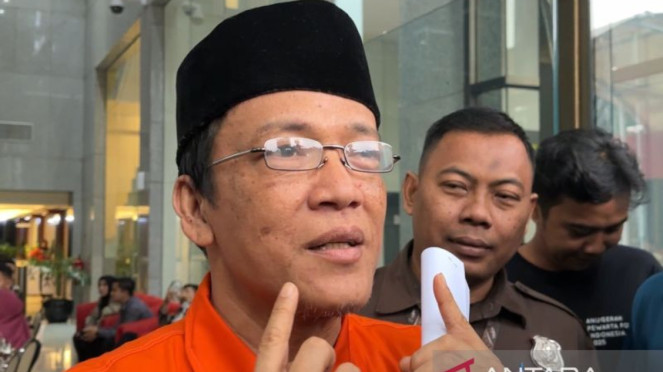 Mantan Wamenaker Immanuel Ebenezer tampil berpeci saat diperiksa KPK 