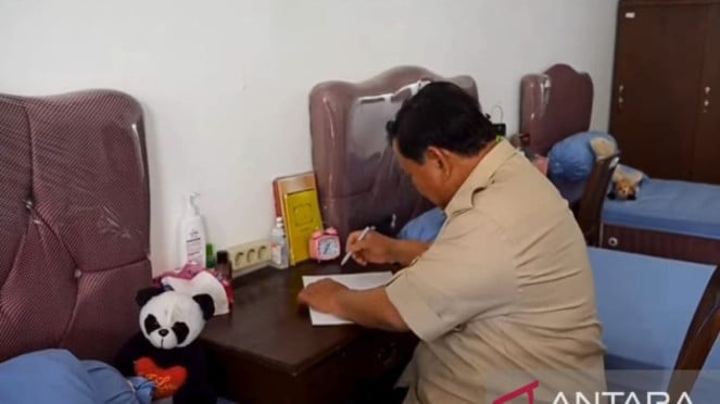 Prabowo menuliskan pesan di buku tulis siswa Sekolah Rakyat