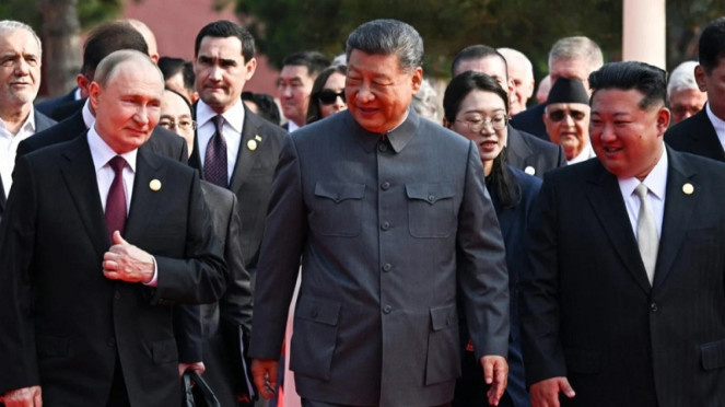 Presiden China Xi Jinping dan Presiden Rusia Vladimir Putin dan Kim Jong Un, China meluncurkan rudal nuklir strategis antarbenua berbahan bakar cair DF-5C, Evergrande Tumbang, Peringatan Baru Ekonomi Tiongkok, Upah dan Lapangan Kerja Turun, Amerika Juga Hadapi Tekanan