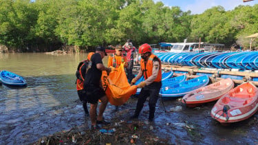 Tim SAR mengevakuasi jasad korban banjir di Denpasar, Bali