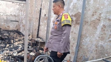 Polisi olah TKP di warung pecel lele, Kecamatan Gunung Putri, Bogor, Jabar
