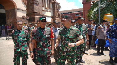 Pangdam Udayana Mayjen TNI Piek Budyakto tinjau lokasi kebanjiran di Bali