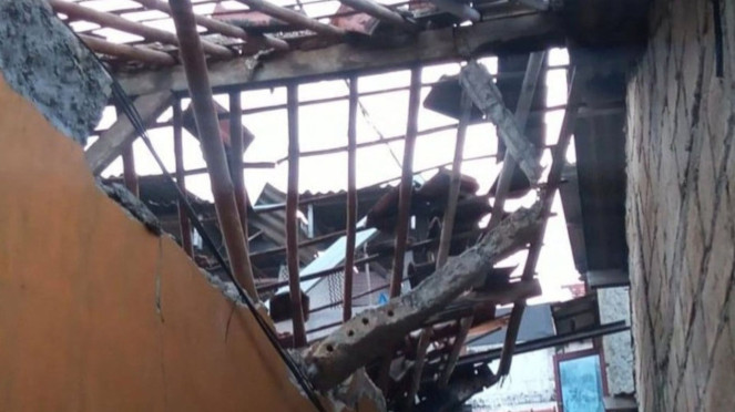 Atap rumah hancur usai menjadi korban ledakan misterius di Pondok Cabe Ilir