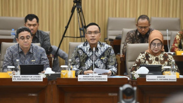 Direktur Utama Pertamina, Simon Aloysius Mantiri (tengah)