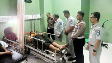 Jasa Raharja dan polisi menengok korban kecelakaan di Probolinggo
