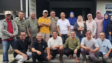 Mantan Wali Kota Bandung Yana Mulyana bersama  eks pejabat 