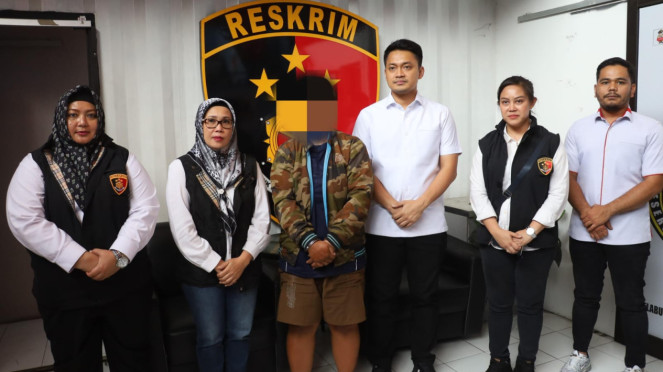 Ayah Juna (tengah) pelaku penyiksaan bocah di Kebayoran Lama