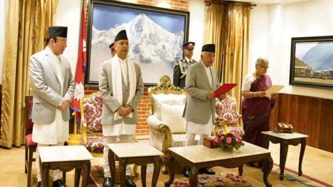 Sushila Karki (kanan) dilantik sebagai Perdana Menteri sementara Nepal 