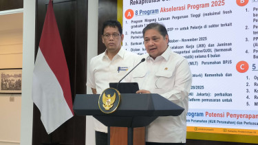 Menko Perekonomian Airlangga Hartarto dan Menkeu Purbaya Yudhi Sadewa di Kompleks Parlemen, Senayan, Jakarta Pusat