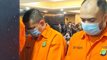 Dwi Hartono (kiri)