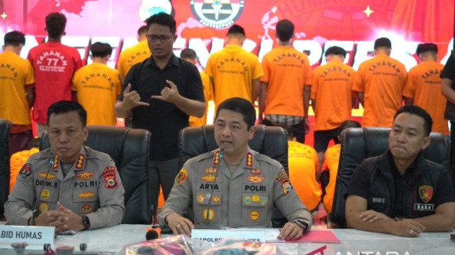 Kapolrestabes Makassar Kombes Pol Arya Perdana (tengah)