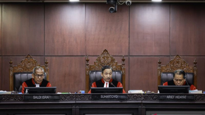 Ketua MK, Suhartoyo (tengah)