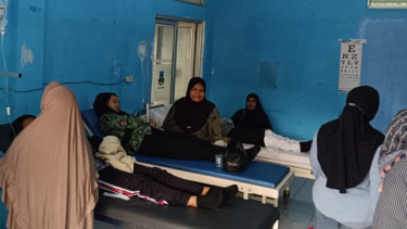 Sejumlah pasien di Garut diduga keracunan makanan menjalani perawatan medis